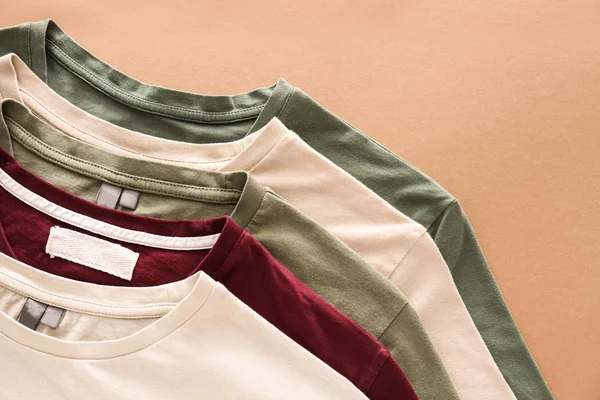 Camisetas diferentes sobre fondo de color —  Fotos de Stock