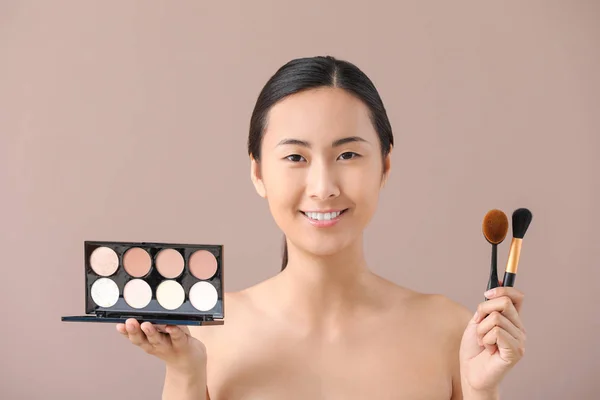 亚洲妇女与化妆品轮廓化妆的颜色背景 — 图库照片