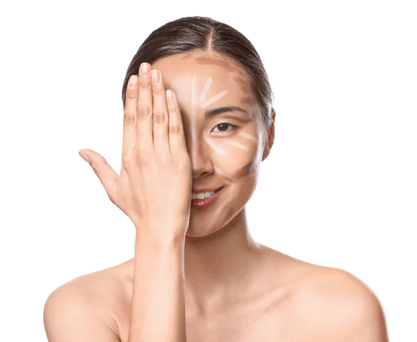 Mujer asiática con maquillaje contorneante sobre fondo blanco — Foto de Stock