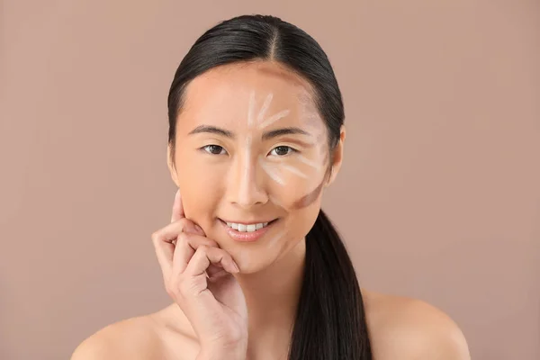 Asiatisk kvinna med contouring makeup på färg bakgrund — Stockfoto