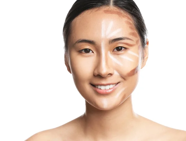 Mulher asiática com maquiagem contorno no fundo branco — Fotografia de Stock