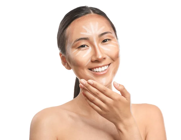 Aziatische vrouw met contouring make-up op witte achtergrond — Stockfoto