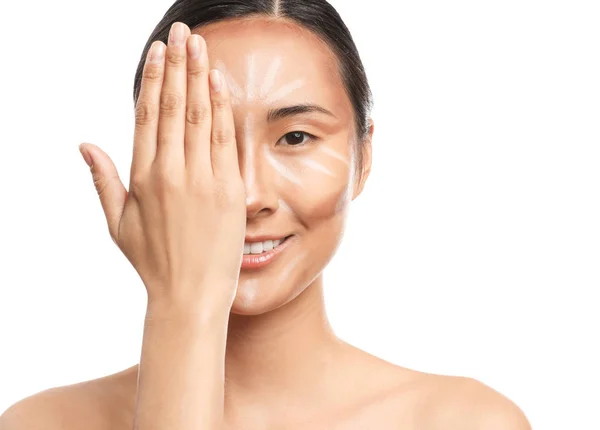 Mulher asiática com maquiagem contorno no fundo branco — Fotografia de Stock