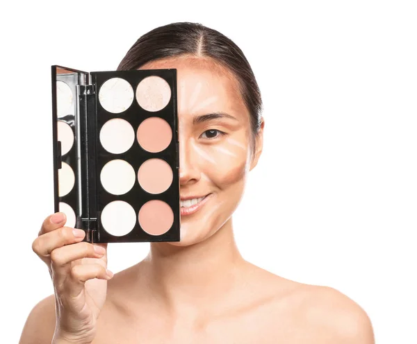 Asiatisk kvinna med kosmetika för contouring makeup på vit bakgrund — Stockfoto