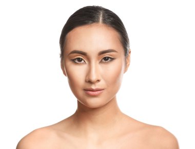 Beyaz arka plan üzerinde güzel makyaj ile Asyalı kadın