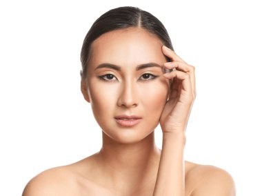 Beyaz arka plan üzerinde güzel makyaj ile Asyalı kadın