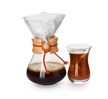 Chemex ve beyaz arka plan üzerinde cam lezzetli kahve