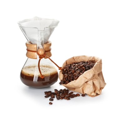 Beyaz arka planda fasulye ile chemex ve çanta lezzetli kahve