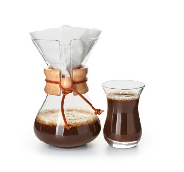 Chemex ve beyaz arka plan üzerinde cam lezzetli kahve
