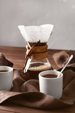 Chemex lezzetli kahve ve ahşap masada fincan
