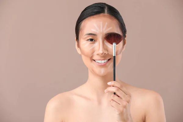 Wanita Asia dengan makeup contouring pada latar belakang warna — Stok Foto