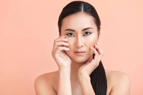 Mulher asiática com maquiagem bonita no fundo de cor — Fotografia de Stock