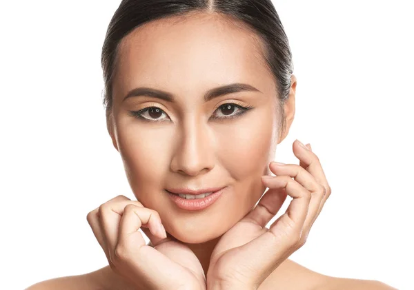 Femme asiatique avec beau maquillage sur fond blanc — Photo
