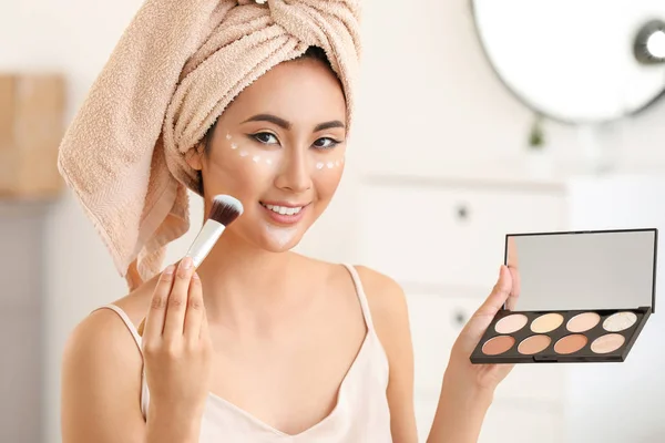 Asijská žena aplikovaná na make-up doma — Stock fotografie