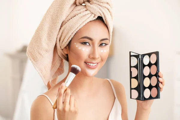 Asiatico donna applicando contouring trucco a casa — Foto Stock