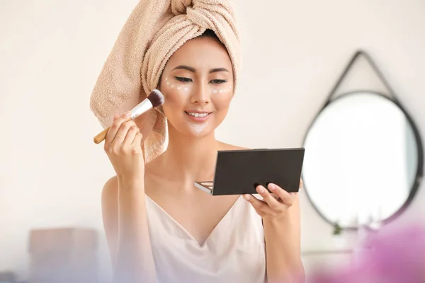 Wanita Asia menerapkan contouring makeup di rumah — Stok Foto