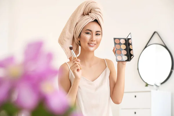 Asian woman applying contouring makeup at home — Stock Photo, Image