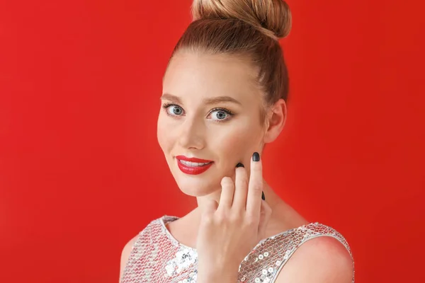 Young woman with beautiful makeup on color background — Stock Photo, Image