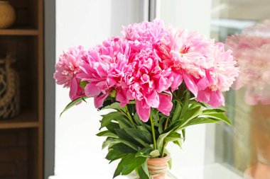 Pencere eşik üzerinde güzel şakayık çiçek Buketi