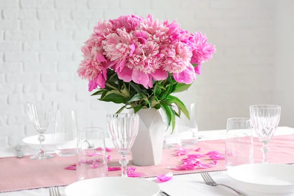 Ramo de hermosas flores de peonía en la mesa servida —  Fotos de Stock