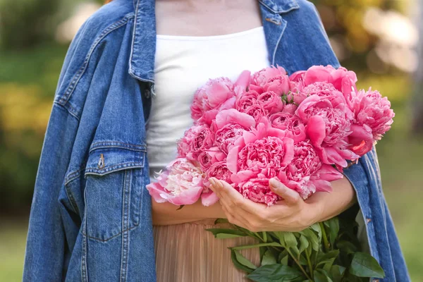 Woman with bouquet of beautiful peony flowers in park, closeup — Stock Photo, Image