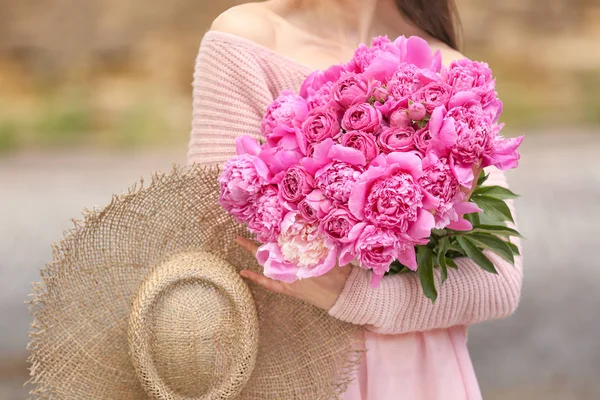 Frau mit Strauß schöner Pfingstrosenblumen im Freien — Stockfoto