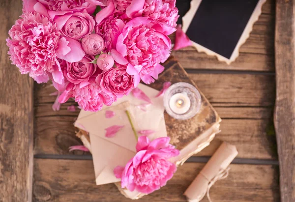 Bouquet of beautiful peonies on wooden table — Stock Photo, Image