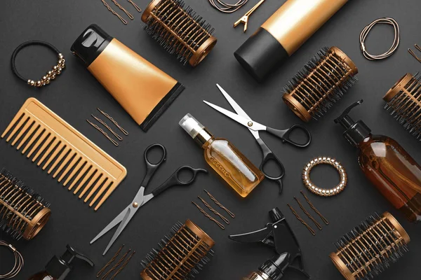 Conjunto de ferramentas de cabeleireiro e acessórios em fundo escuro — Fotografia de Stock
