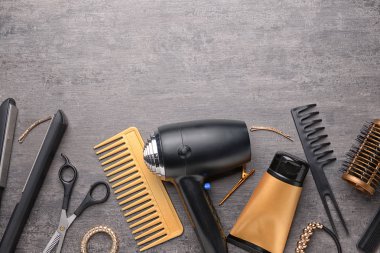 Gri arka planda kuaför araçları ve aksesuarları seti