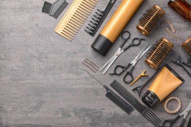Gri arka planda kuaför araçları ve aksesuarları seti
