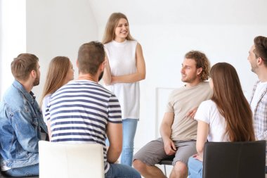 Grup terapisi seansında psikologlu gençler