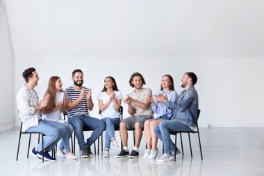 Grup terapisi oturumunda genç insanlar