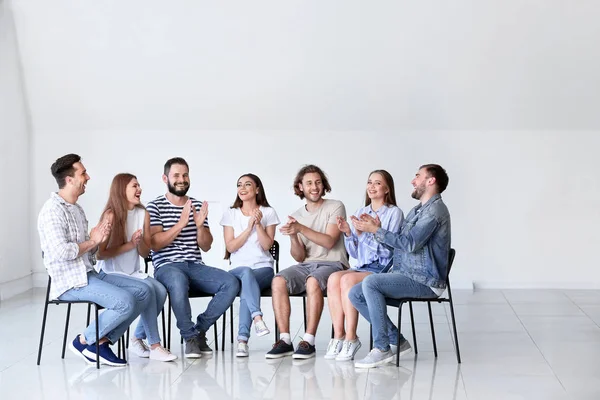 Unga människor vid gruppterapi session — Stockfoto