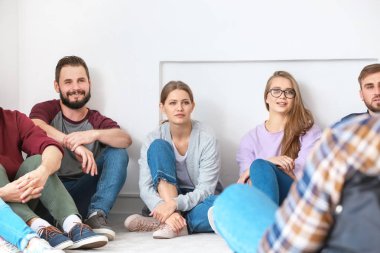 Grup terapisi oturumunda genç insanlar