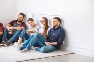 Grup terapisi oturumunda genç insanlar