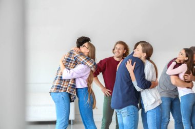 Grup terapisi seansında gençlere sarılmak