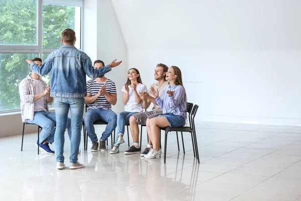 Jóvenes con psicólogo en sesión de terapia de grupo — Foto de Stock