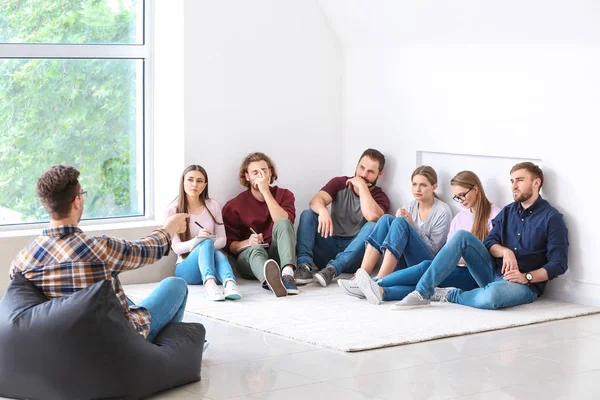 Jóvenes con psicólogo en sesión de terapia de grupo — Foto de Stock