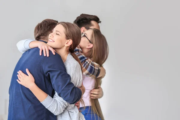 Abrazar a los jóvenes en la sesión de terapia de grupo — Foto de Stock