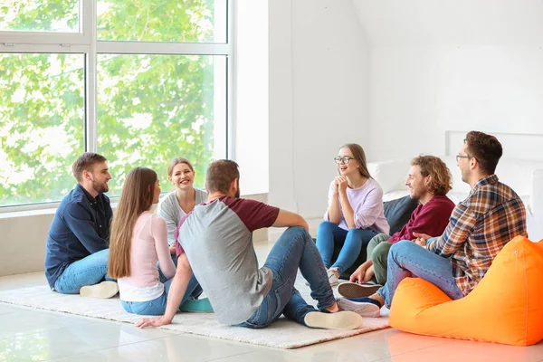 Jóvenes con psicólogo en sesión de terapia de grupo — Foto de Stock