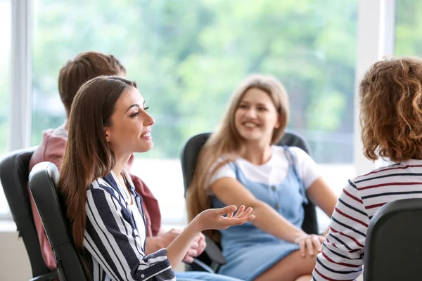 Jóvenes en sesión de terapia de grupo — Foto de Stock