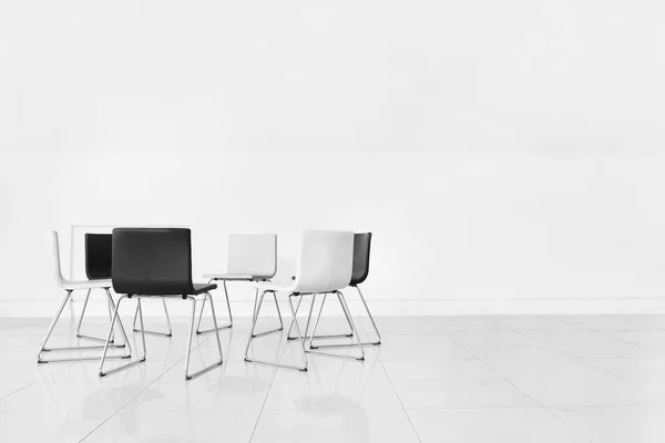 A csoportos terápiára előkészített üres székek beltérben — Stock Fotó