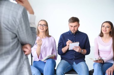 Grup terapisi seansında psikologlu gençler