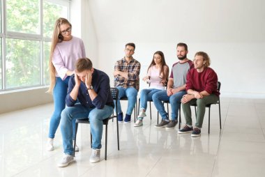 Grup terapi seansında erkek sakinleştirici genç kadın