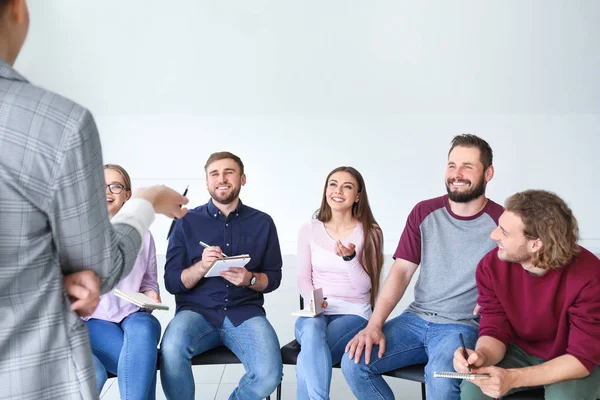 Jóvenes con psicólogo en sesión de terapia de grupo — Foto de Stock