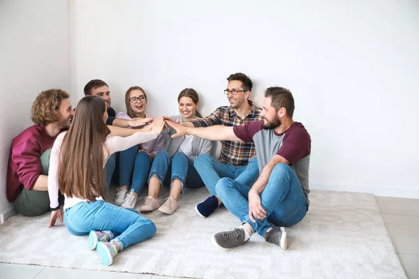 Jóvenes tomados de la mano en la sesión de terapia de grupo — Foto de Stock