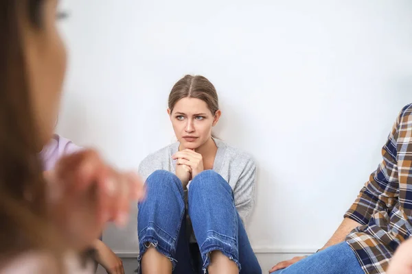 Mujer joven triste en la sesión de terapia de grupo — Foto de Stock