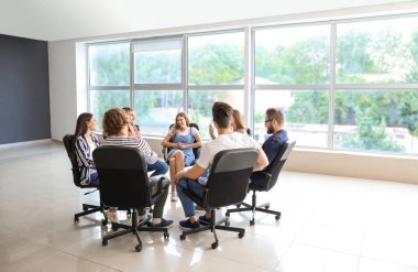 Grup terapisi oturumunda genç insanlar