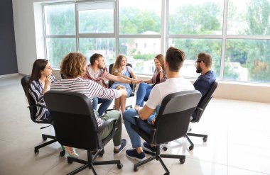 Grup terapisi oturumunda genç insanlar