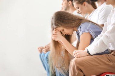 Grup terapi seansında üzgün genç kadın